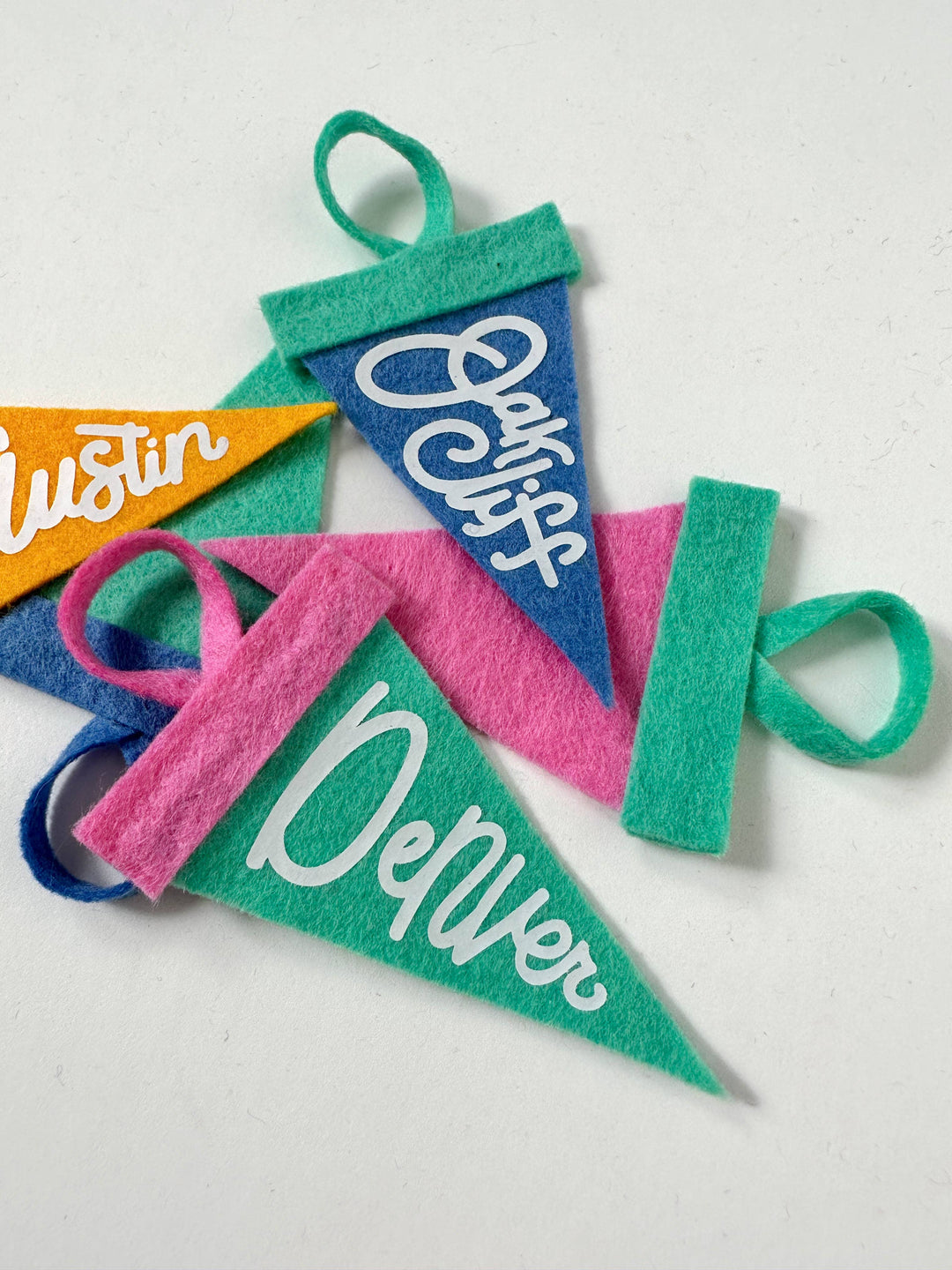 Custom mini pennant : retro colors: Default : mixed (one of each color)